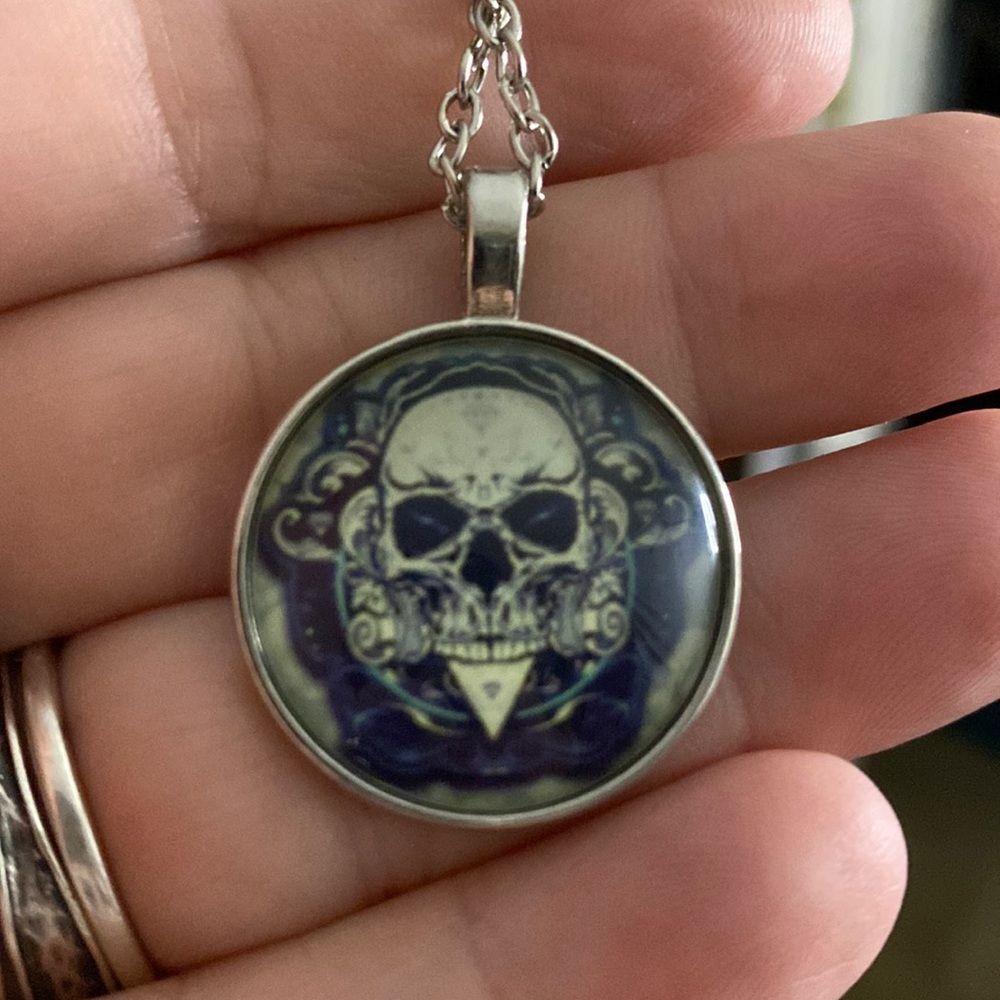 Skull Pendant Necklace Unisex Silvertone Goth Punk Edgy Biker Halloween 18"‎